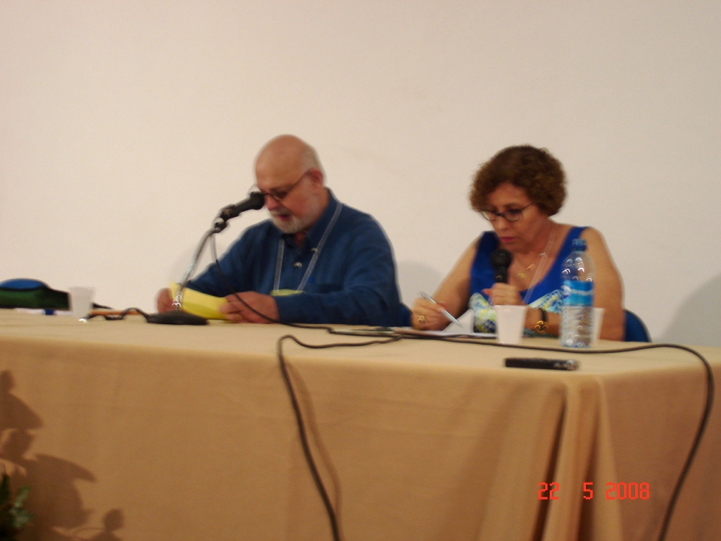 Frederick Erickson proferindo palestra, traduzida pela Profª Drª Stella Maris Bortoni-Ricardo