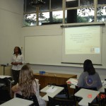 A pesquisadora Luanda Rejane Sito apresentando sua comunicação individual.