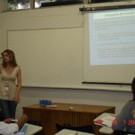A pesquisadora Paula Baracat De Grande apresentando sua comunicação individual.