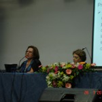 Angela Kleiman proferindo sua fala na mesa-redonda “Letramento Ensino de Língua e Inclusão social”.