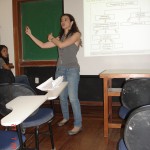 A pesquisadora Marília Curado Valsechi apresentando sua comunicação individual